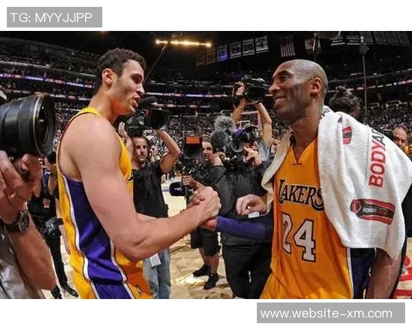 小南斯谈詹姆斯与科比领导风格差异幽默风趣与严格要求的对比分析