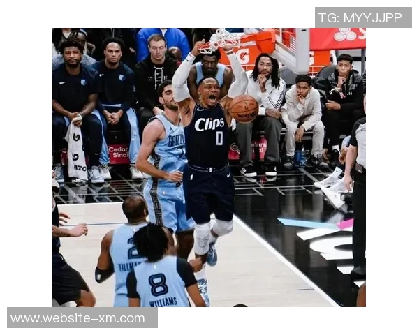 快船近期表现强劲科林斯贡献稳定数据助力球队胜利